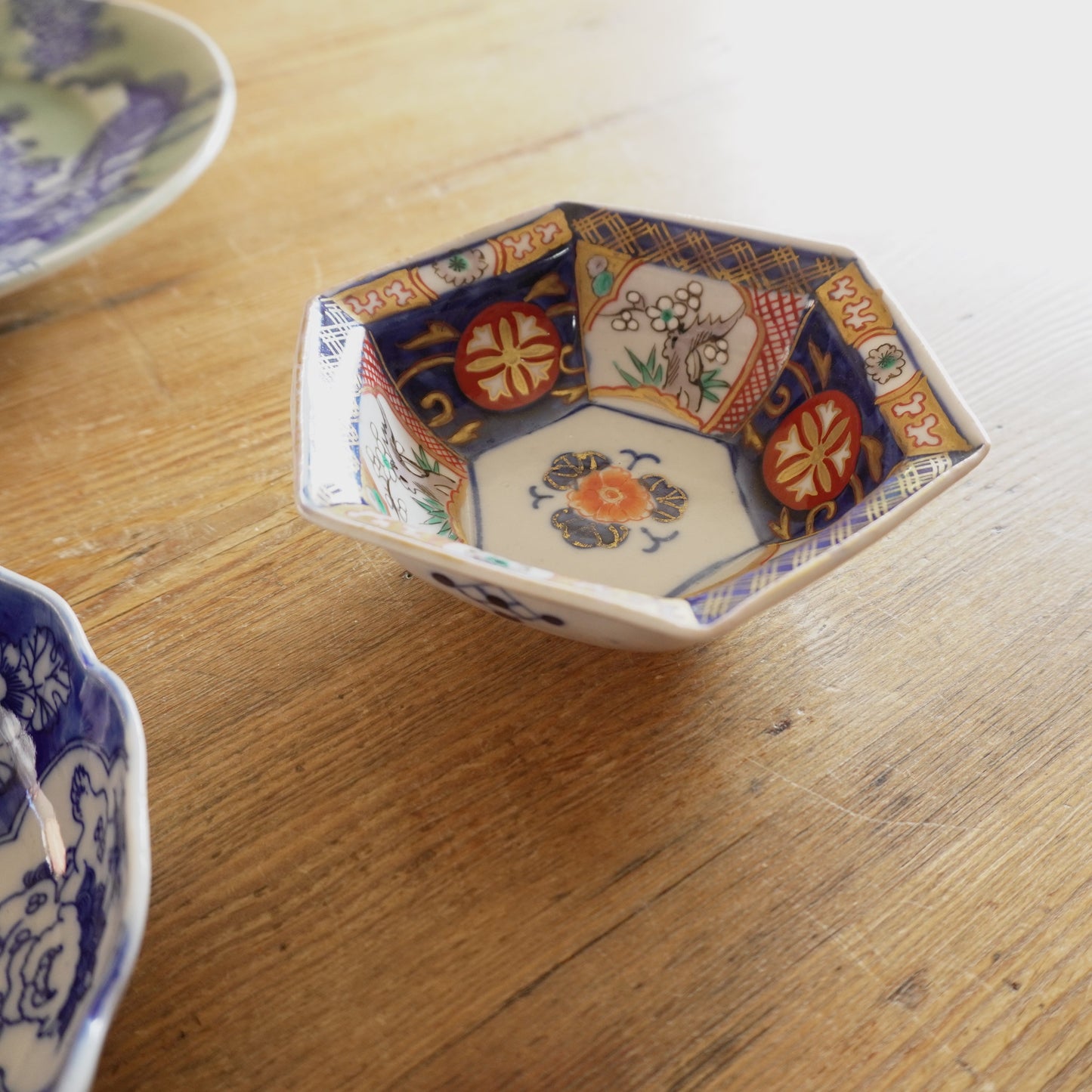 可愛い赤絵染付六角小鉢 - Kotto Shop