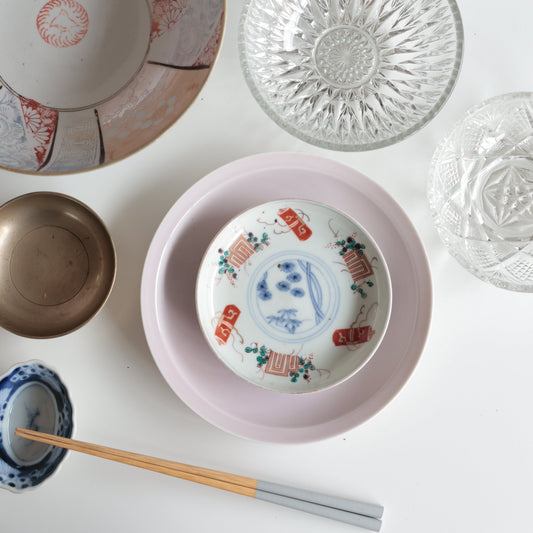 可愛い色合いの赤絵巻物小皿 - Kotto Shop