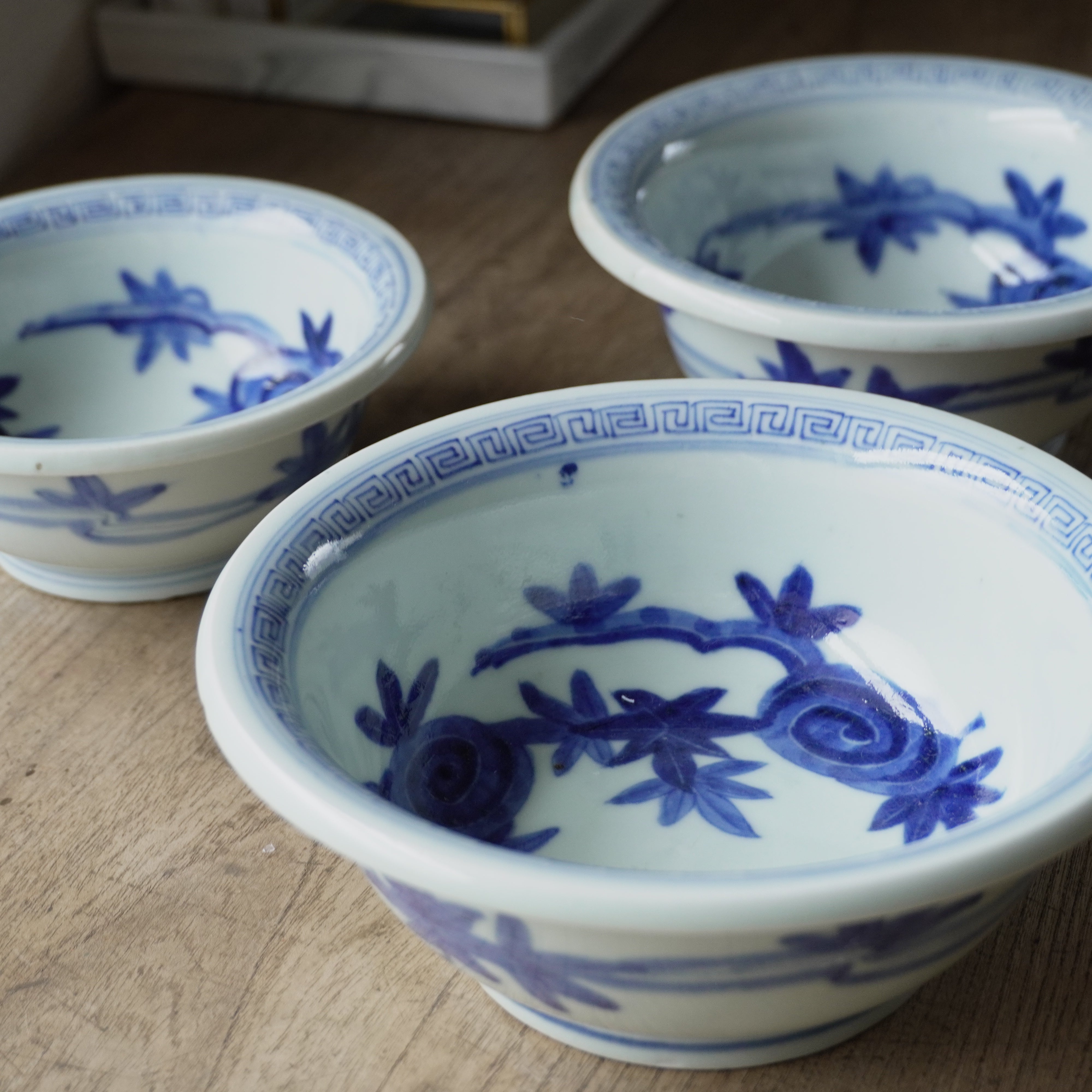 江戸中期　古伊万里　荒磯大鉢　木箱付　幅約23㎝　東Y7-0605⭐︎2F 江戸中期 古伊万里 荒磯大鉢 木箱付 幅約23㎝ 東Y7-