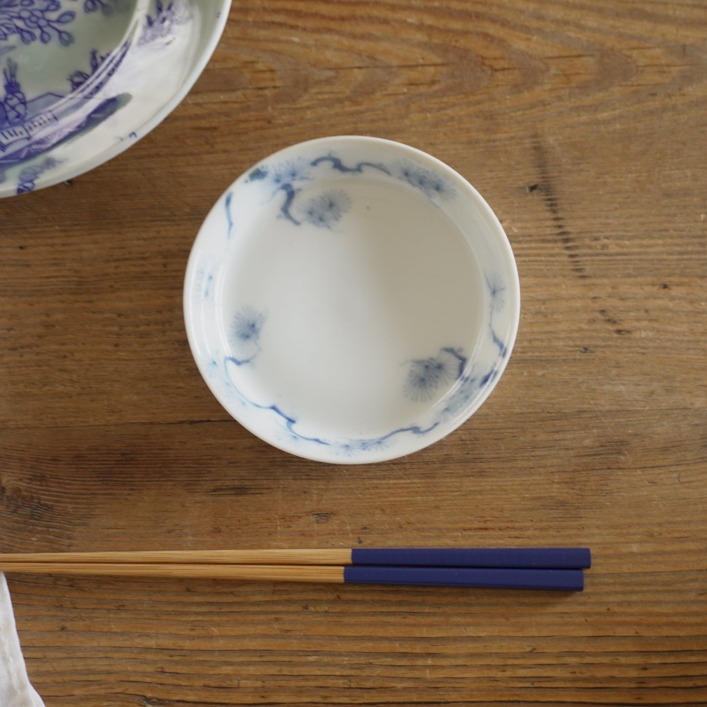 余白に松を描く 淡色染付小皿 - Kotto Shop