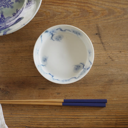 余白に松を描く 淡色染付小皿 - Kotto Shop