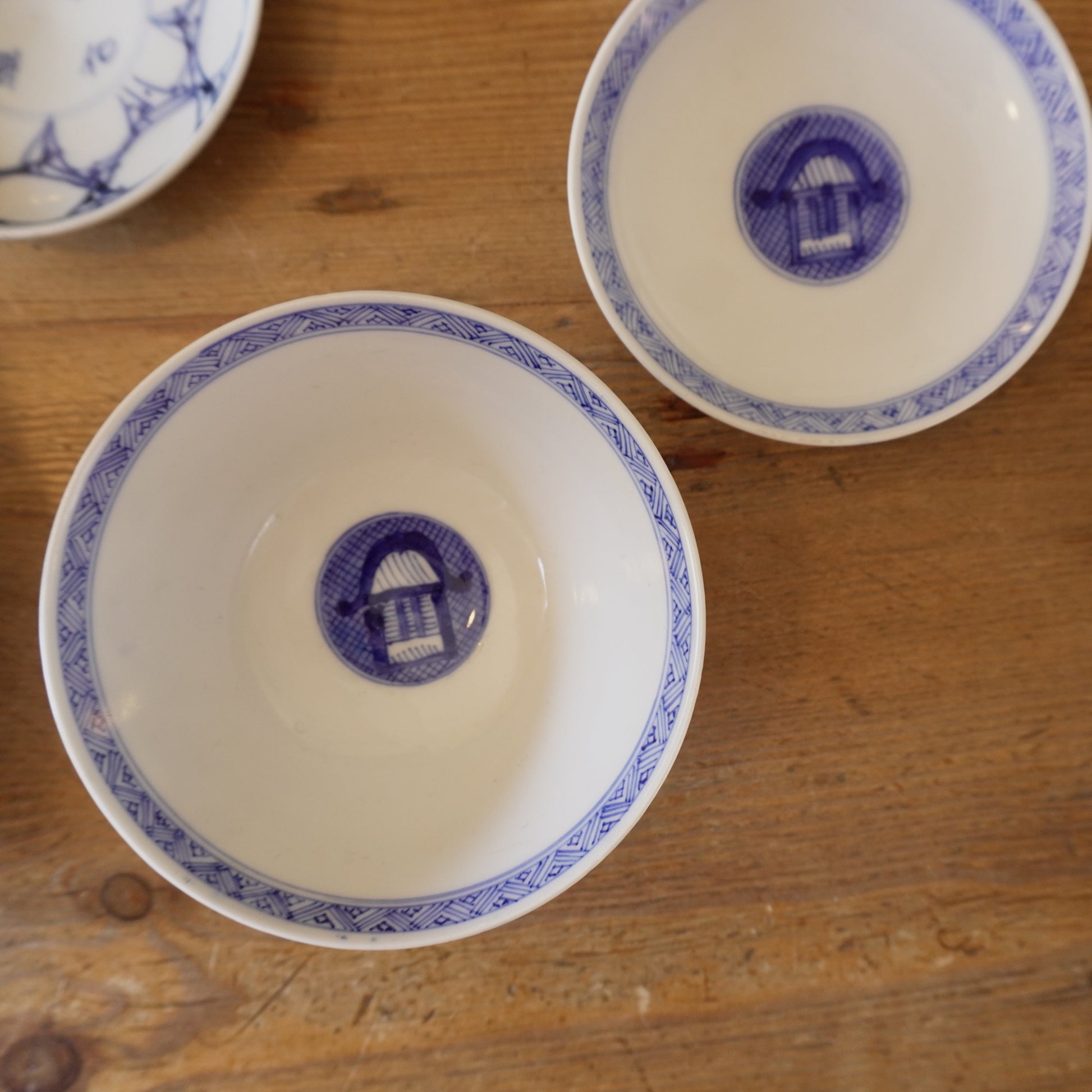 静けさを湛える、山水の輪郭染付茶碗 - Kotto Shop