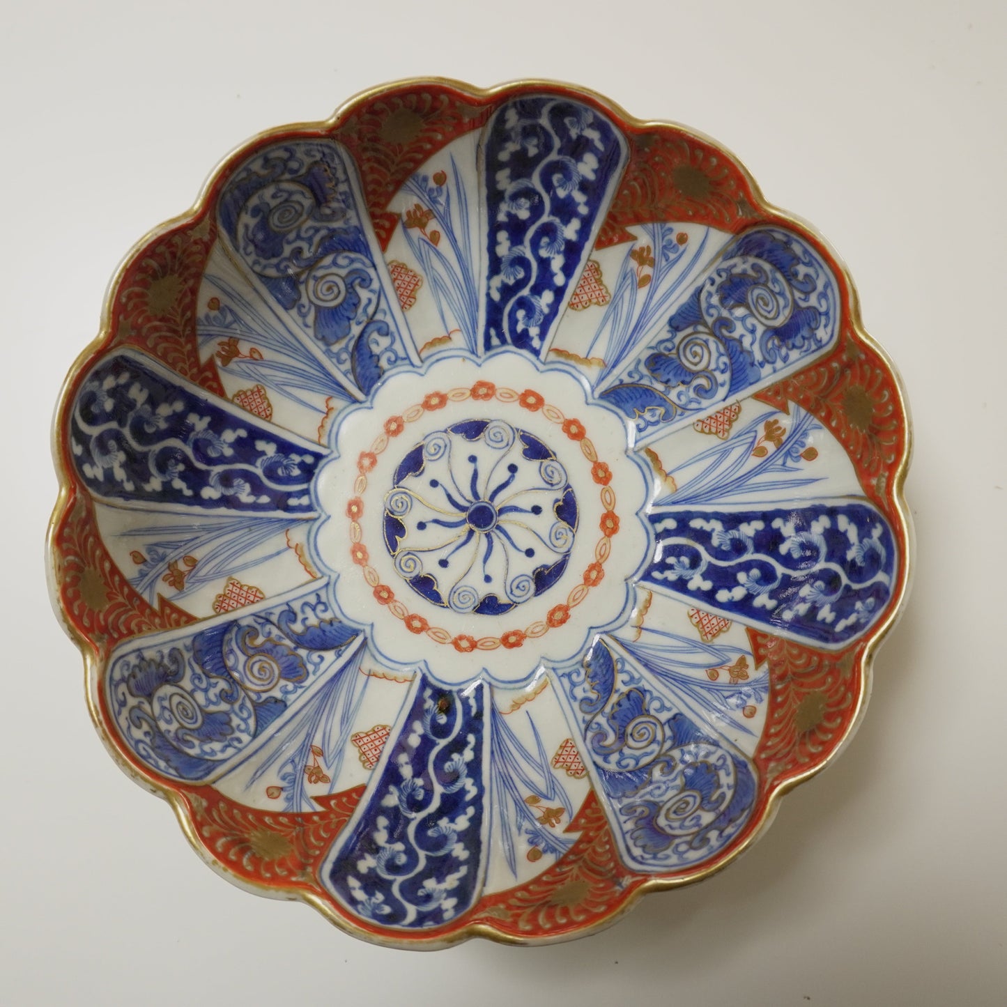 華やぎを纏う 色絵の輪花鉢 - Kotto Shop