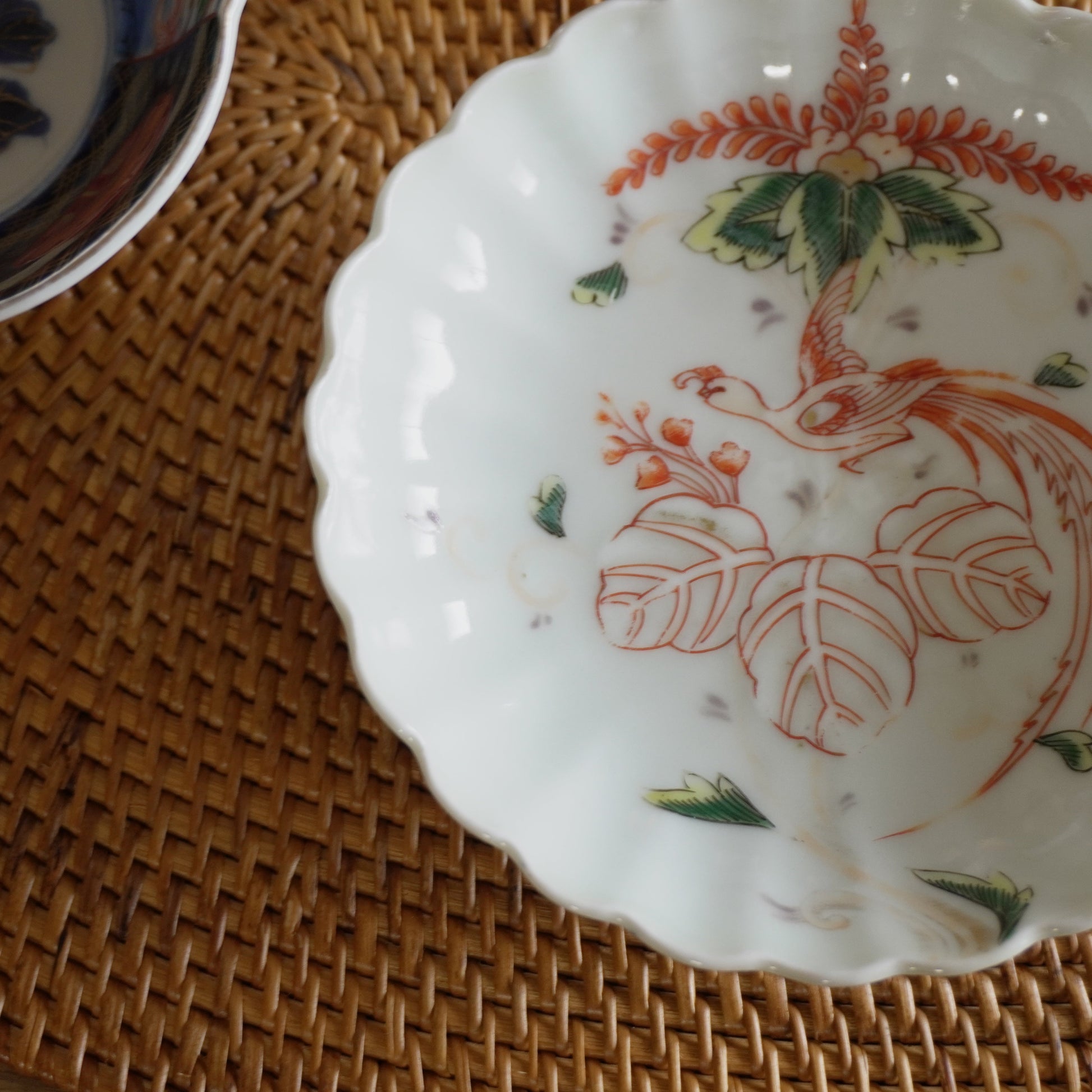 やわらかな白に舞う、赤絵の鳳凰小皿 - Kotto Shop