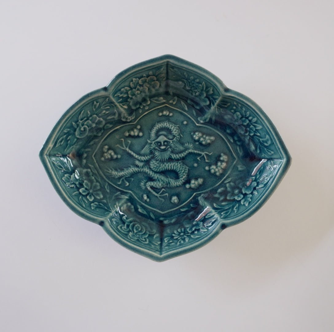 瑠璃色の龍図陽刻変形皿 - Kotto Shop