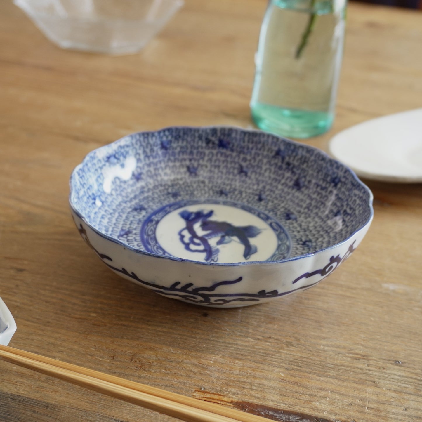 麒麟が描かれた微塵唐草の輪花深皿 - Kotto Shop