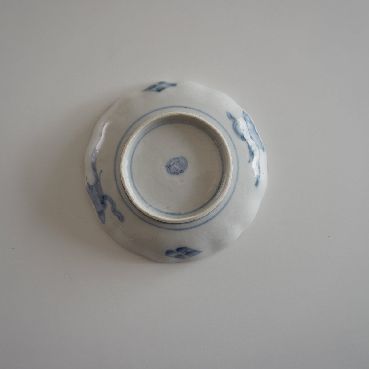 淡色の花散る色絵小皿 - Kotto Shop
