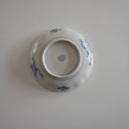 淡色の花散る色絵小皿 - Kotto Shop