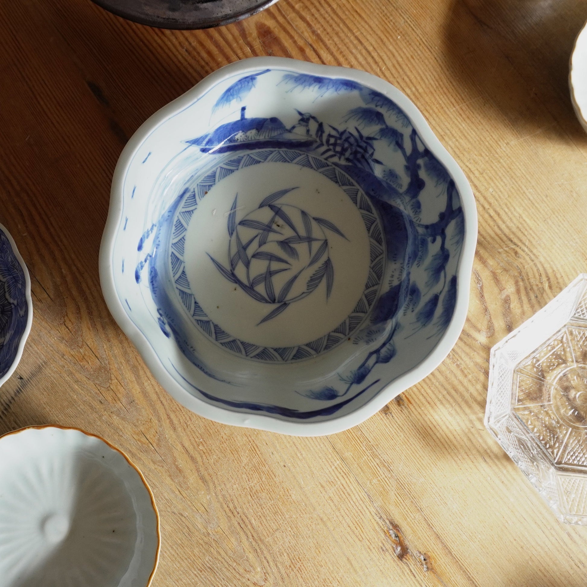 やわらかな美しい風景図がひろがる染付大鉢 - Kotto Shop