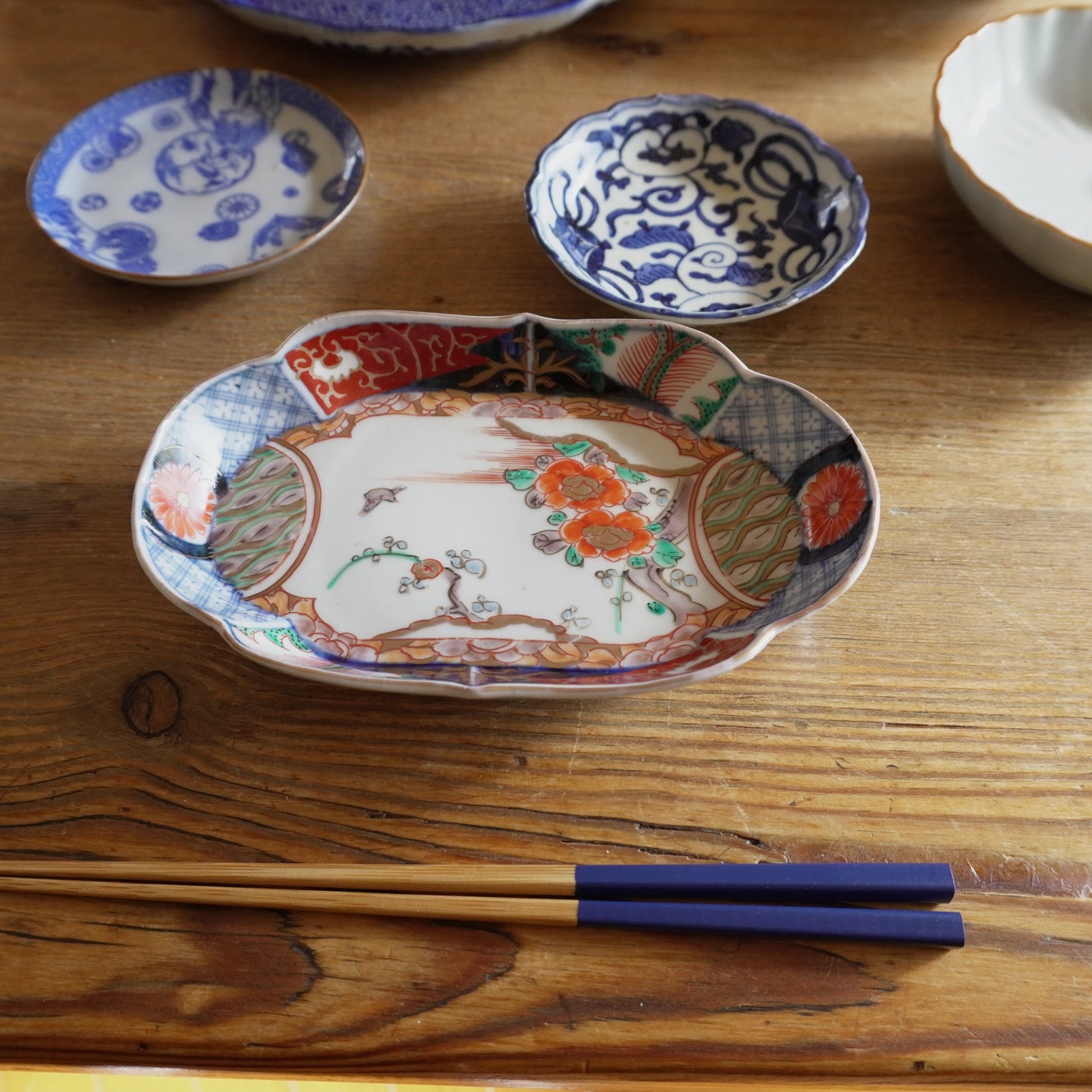 華やかに彩る明治伊万里変形皿 - Kotto Shop