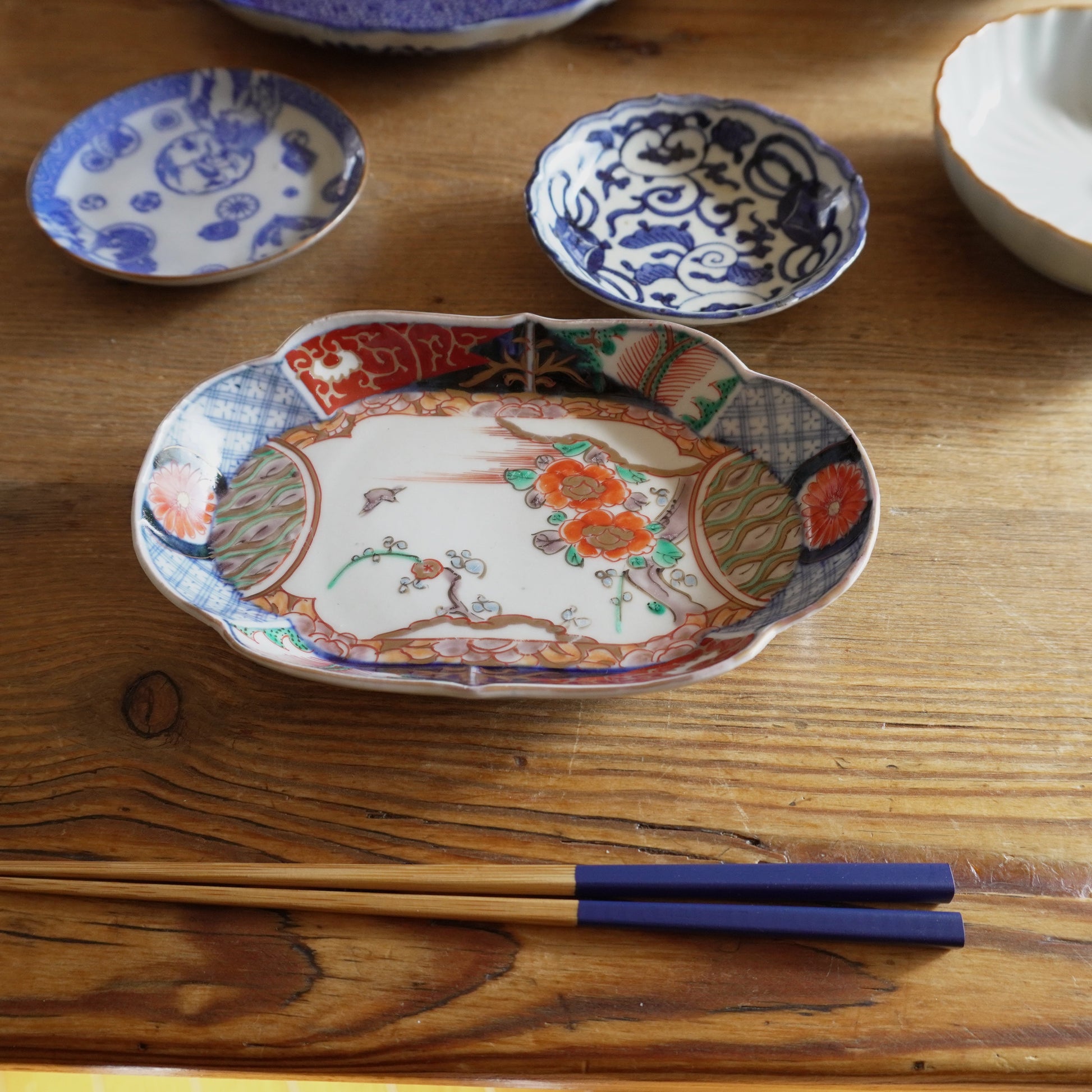 華やかに彩る明治伊万里変形皿 - Kotto Shop