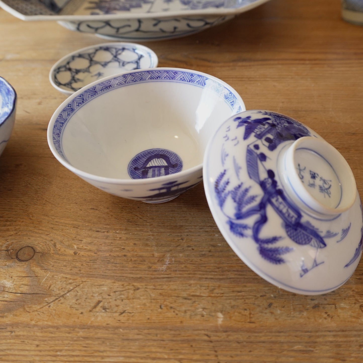 静けさを湛える、山水の輪郭染付茶碗 - Kotto Shop