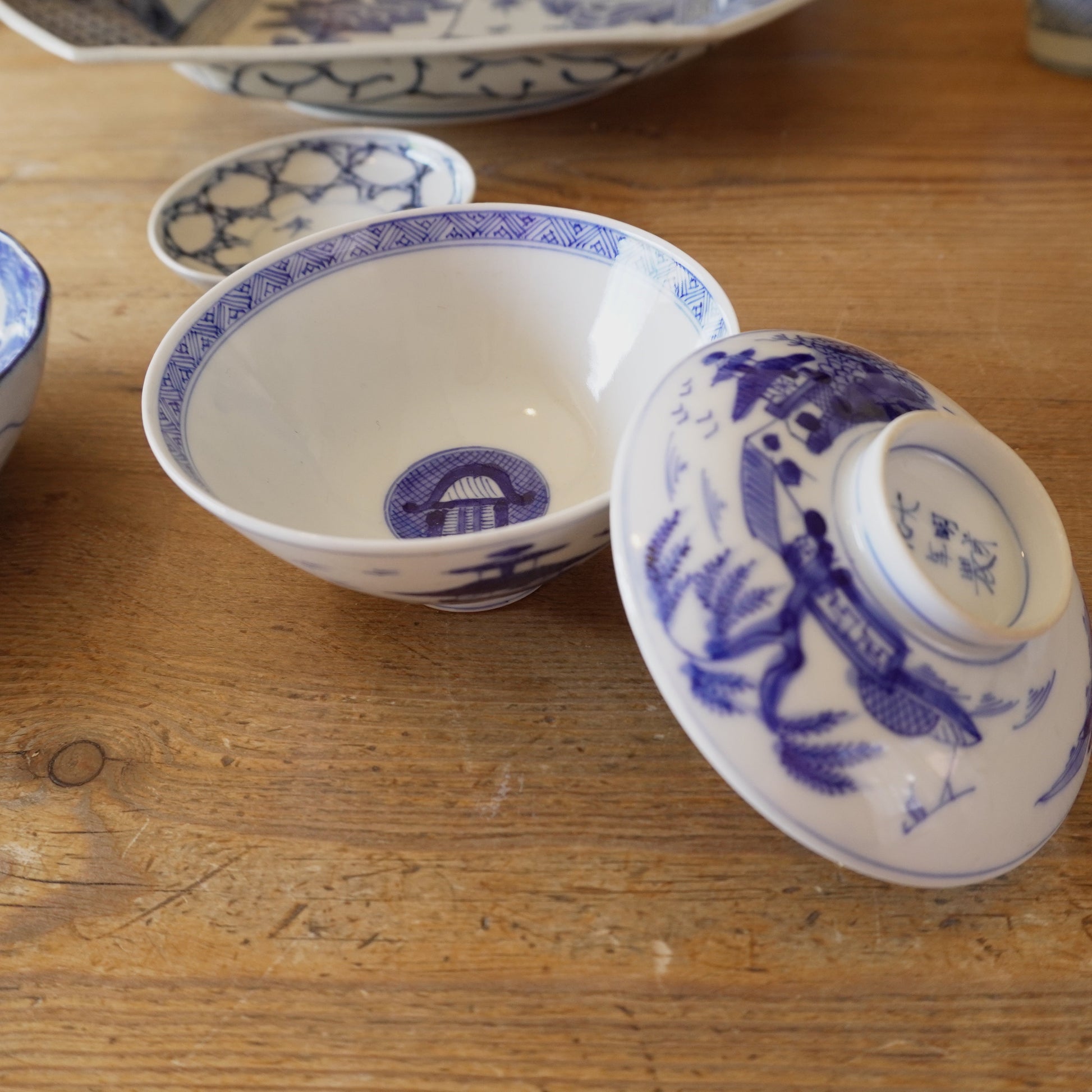 静けさを湛える、山水の輪郭染付茶碗 - Kotto Shop