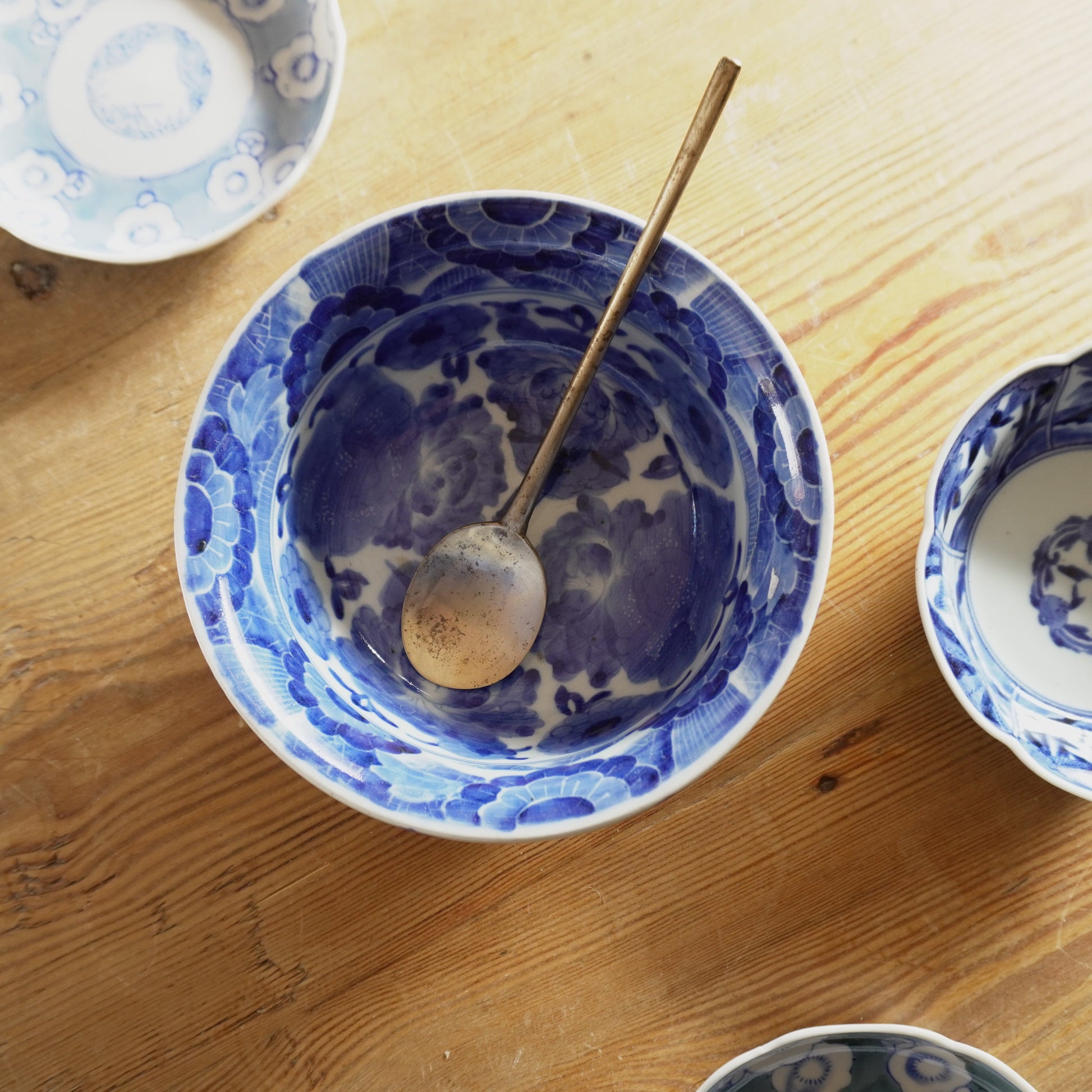 咲きこぼれる牡丹の染付鉢 - Kotto Shop