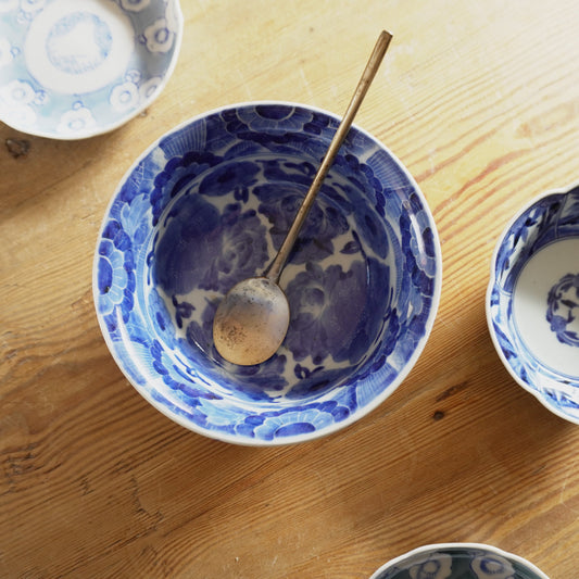 咲きこぼれる牡丹の染付鉢 - Kotto Shop