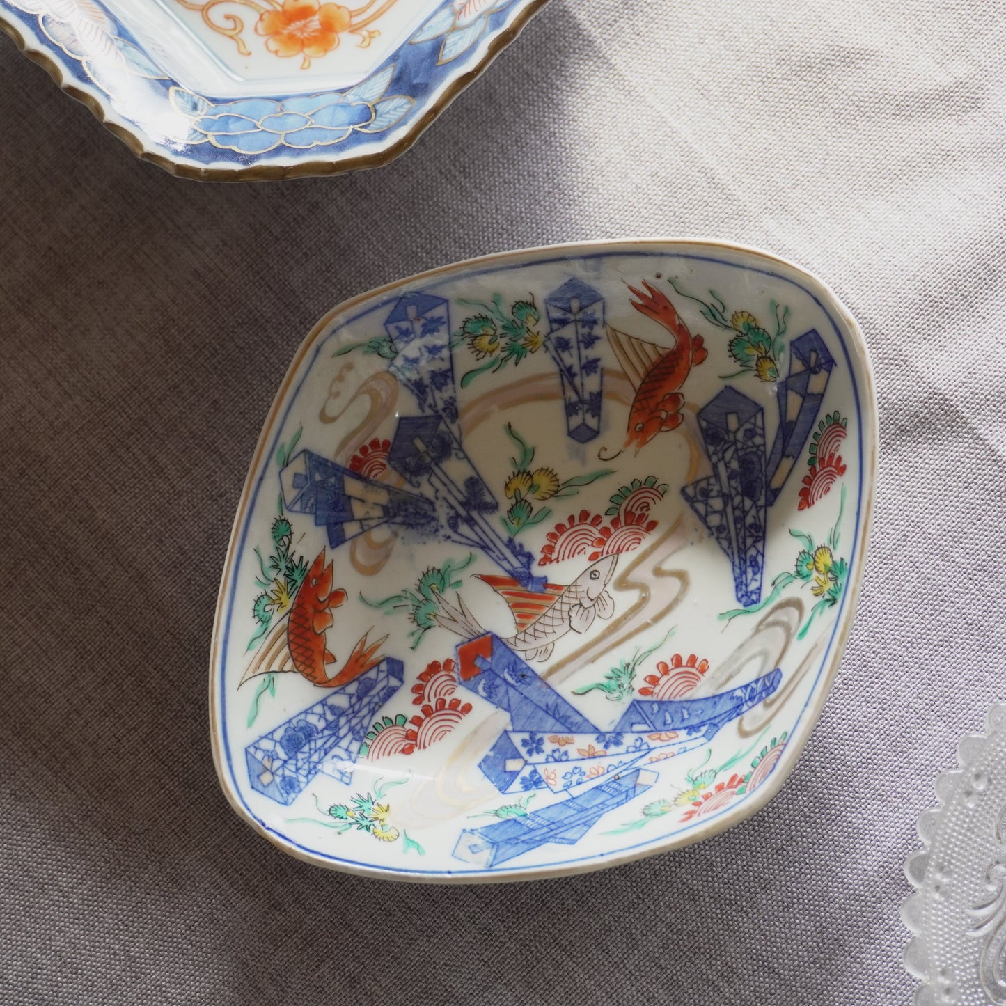 爽やかな色味の魚に熨斗の描かれた菱皿 - Kotto Shop