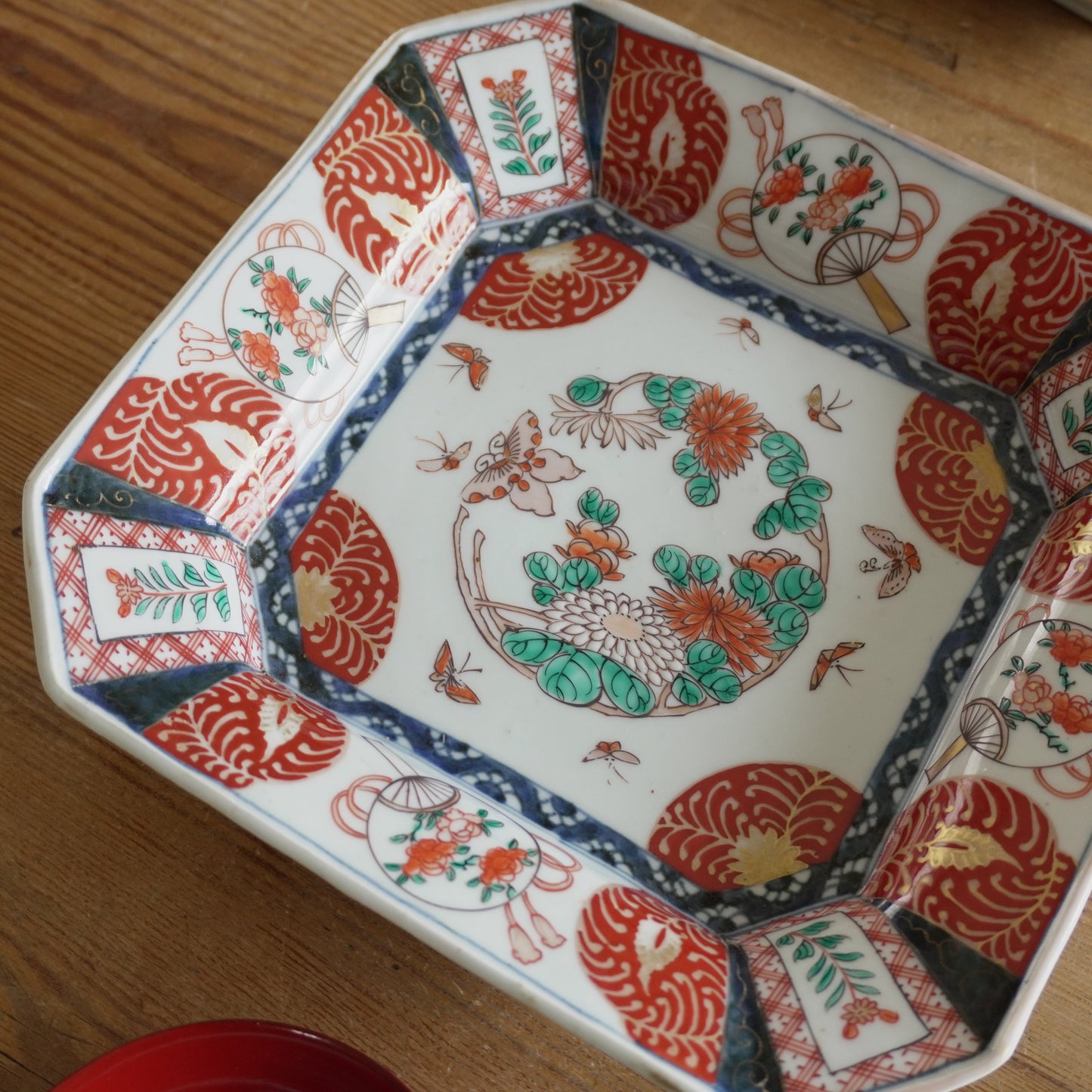 心が弾む、色絵の隅切四角皿 - Kotto Shop