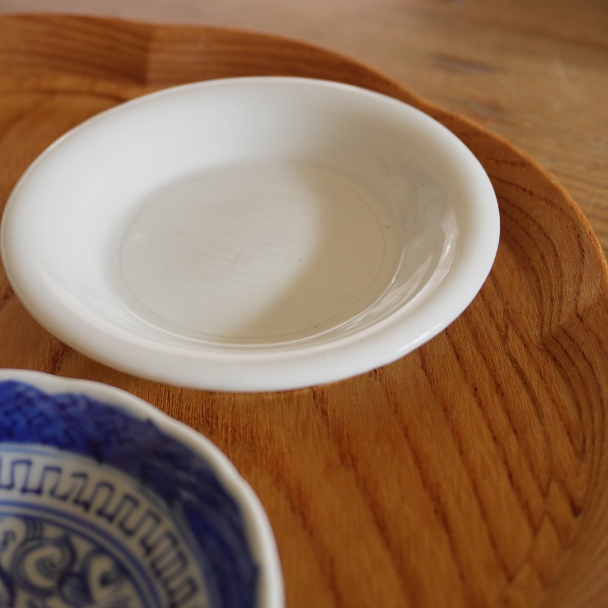 寿の文字が浮かぶ白磁小皿 - Kotto Shop