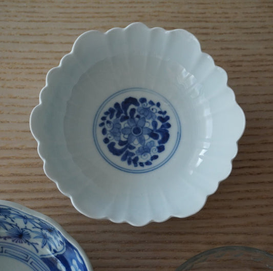 可憐な花に唐草図染付小鉢 - Kotto Shop