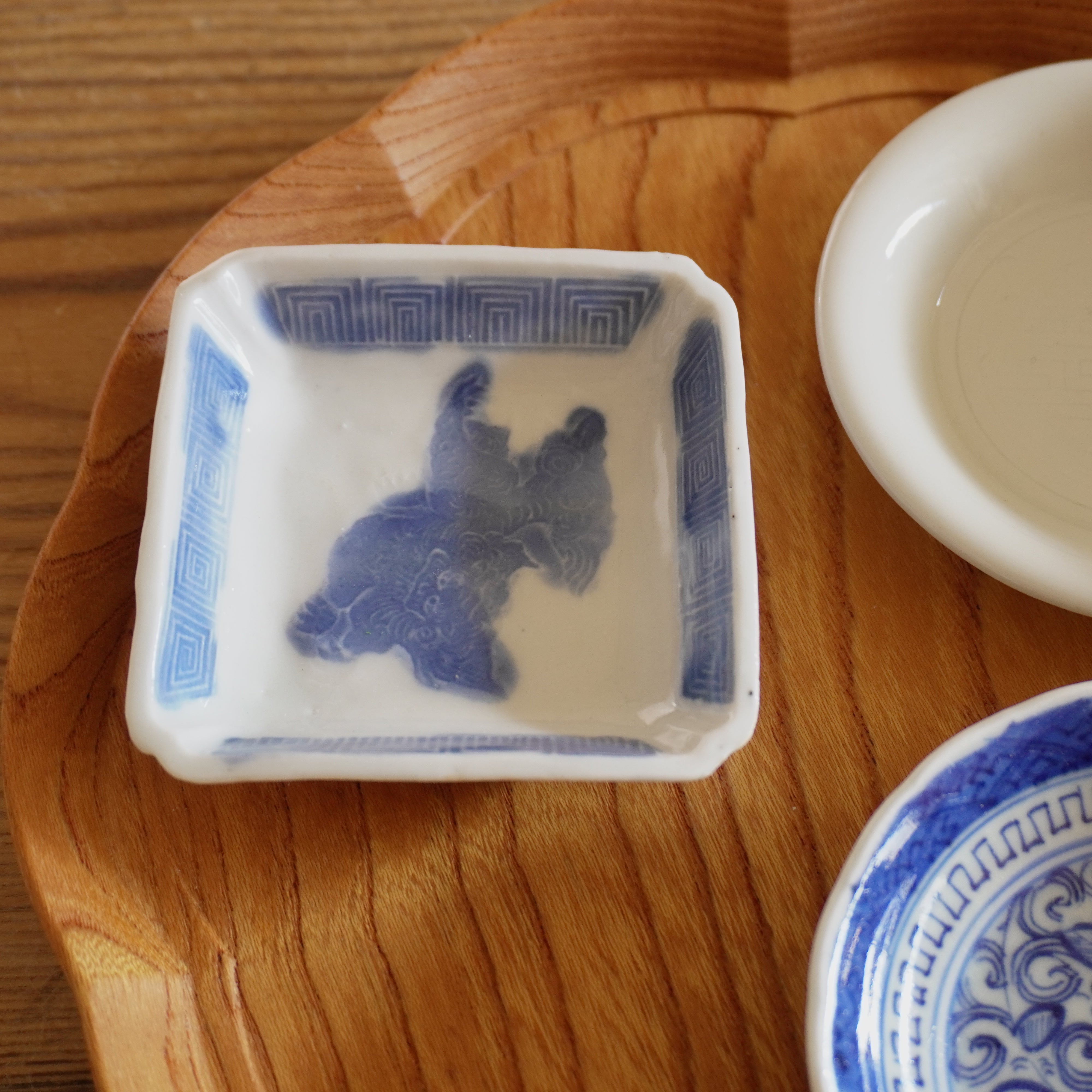 瀬戸 伊万里 染付 陽刻 波に花の図 四方角豆皿 E668AS-CUp 瀬戸 染付