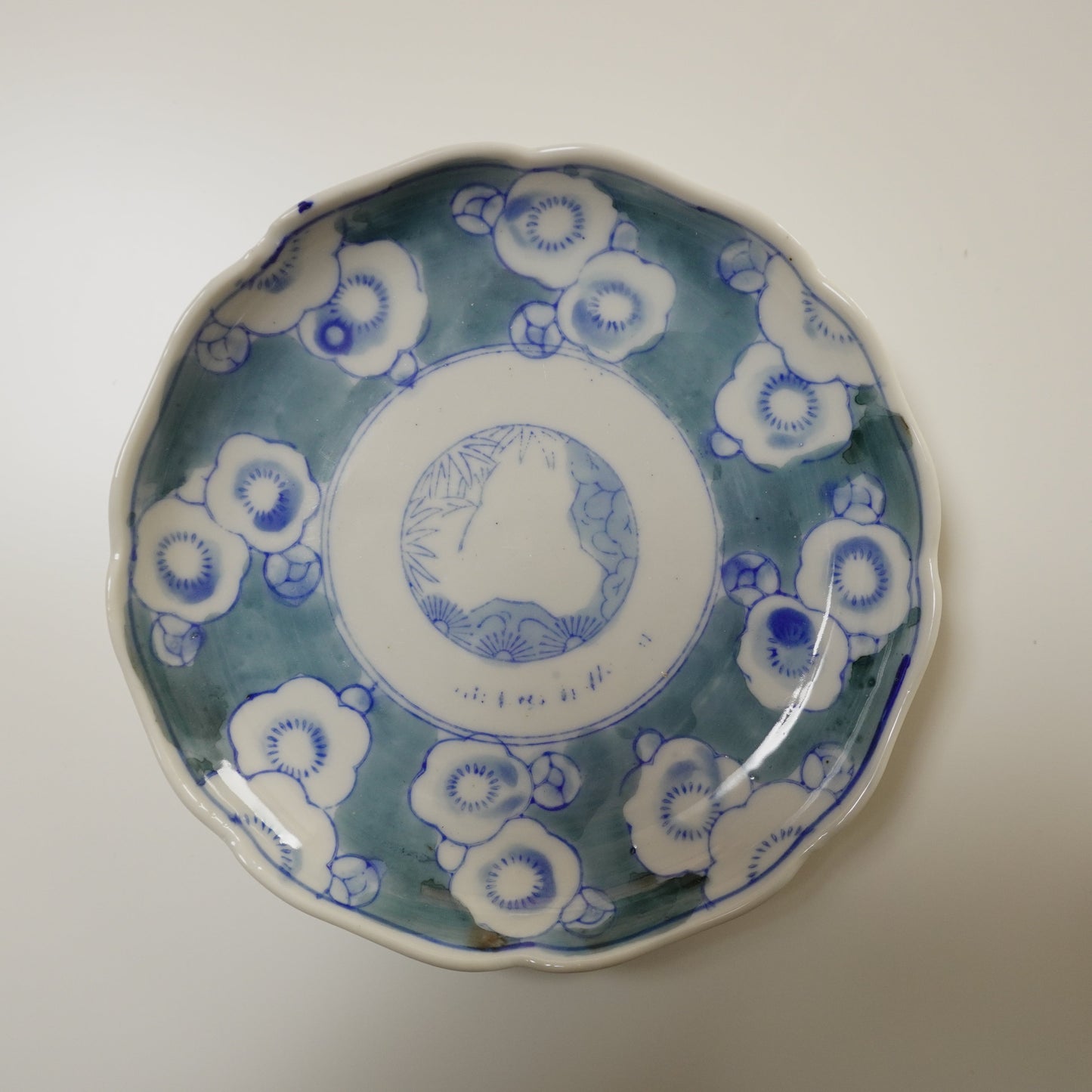 白梅が浮かぶ染付皿 - Kotto Shop