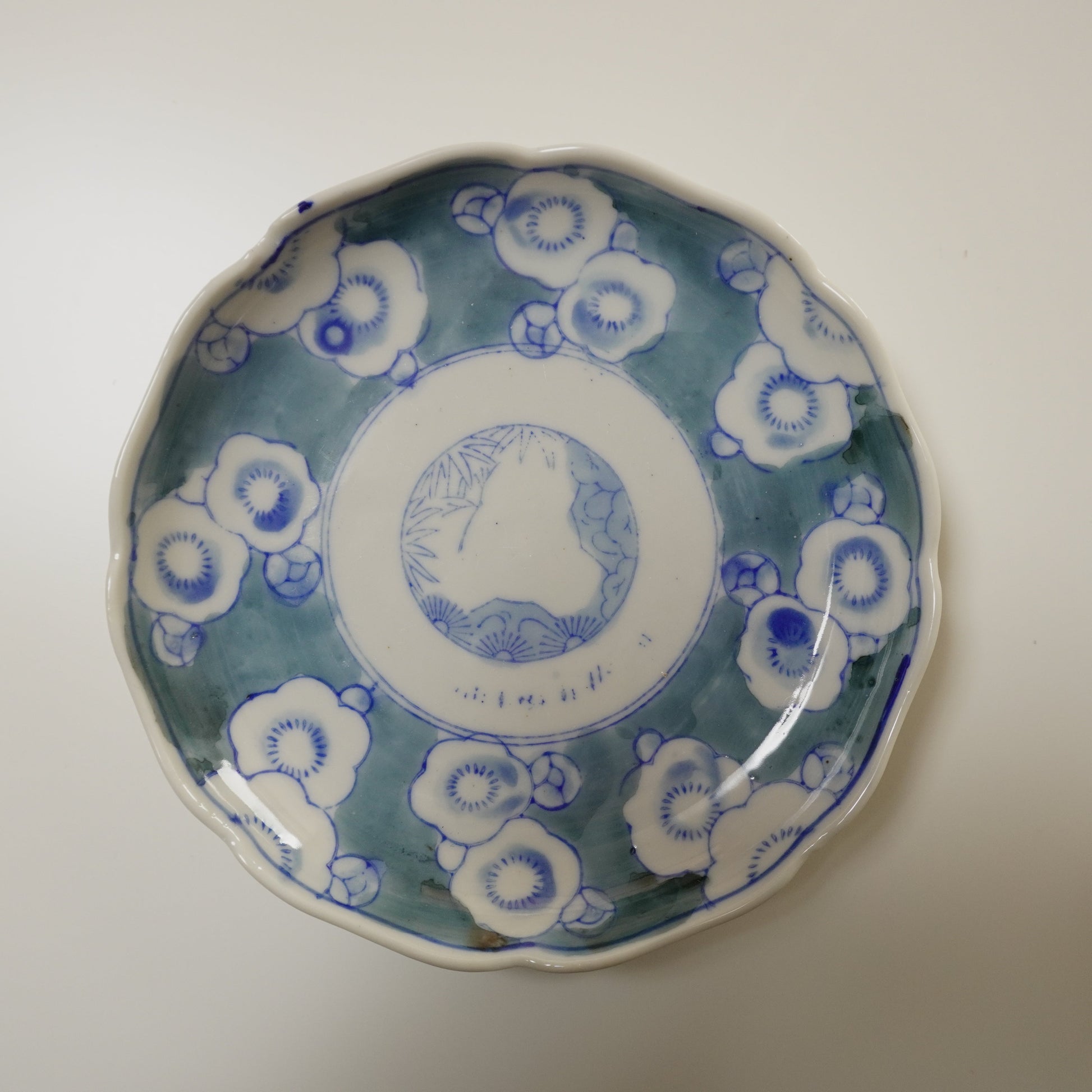 白梅が浮かぶ染付皿 - Kotto Shop