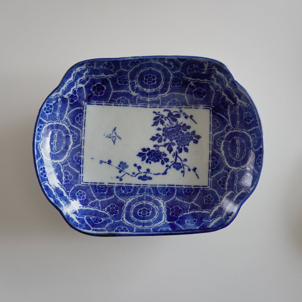 濃藍の牡丹が咲く印判変形皿 - Kotto Shop
