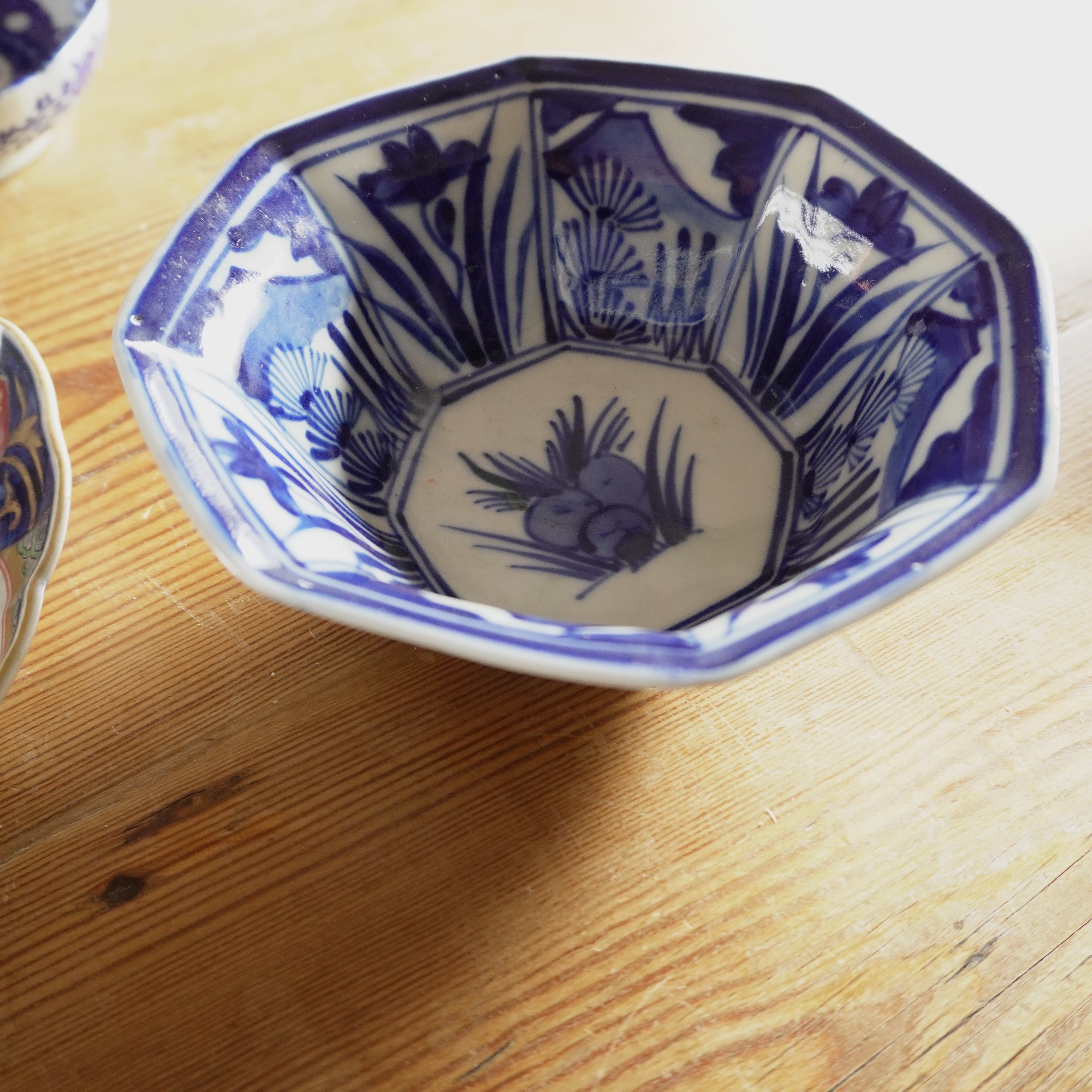 蘭と富士の描かれた八角中鉢 – Kotto Shop