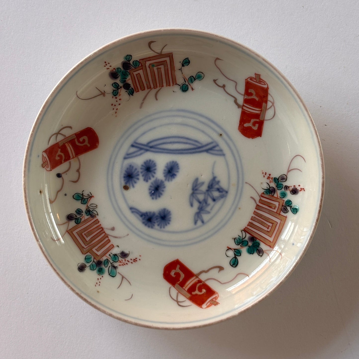 可愛い色合いの赤絵巻物小皿 - Kotto Shop