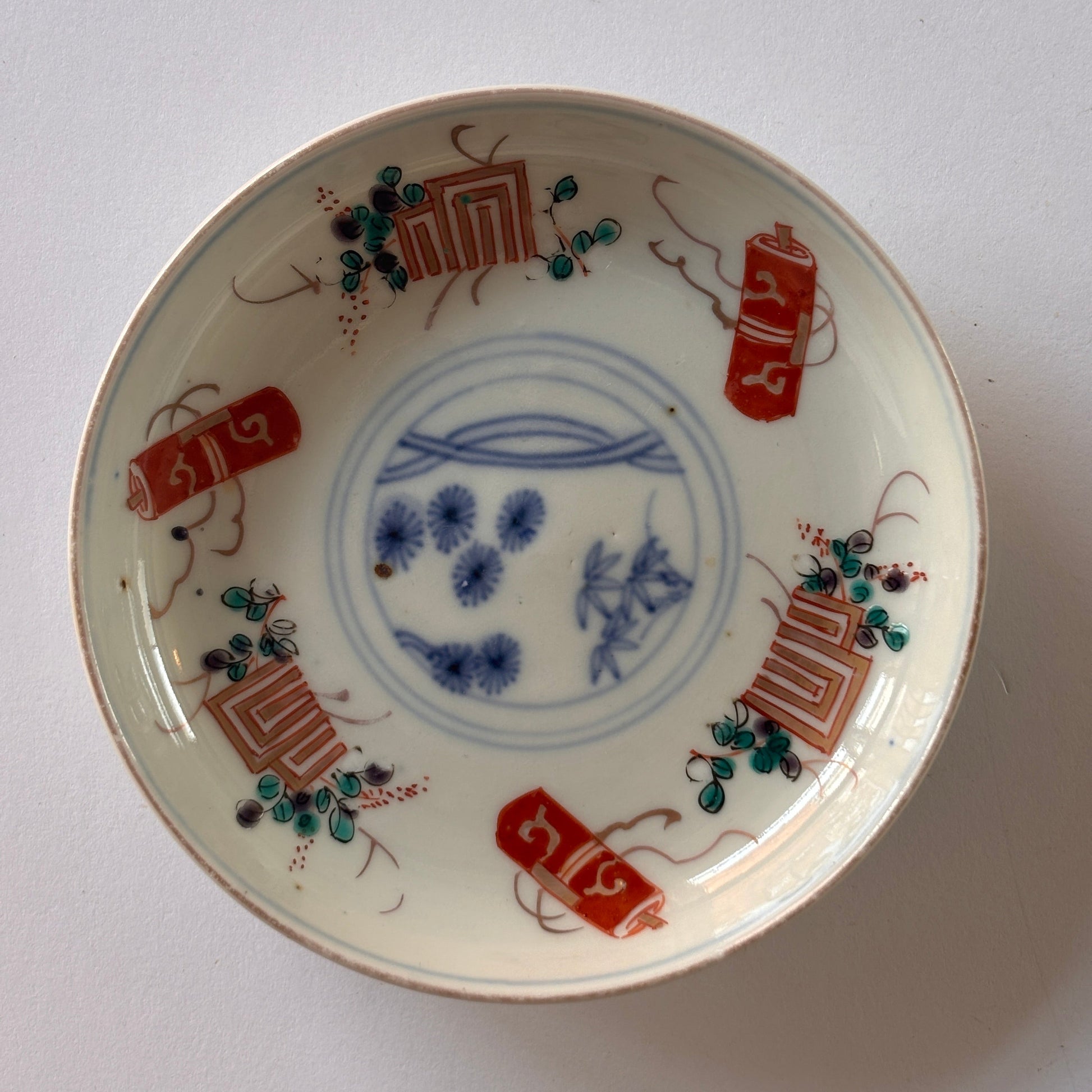 可愛い色合いの赤絵巻物小皿 - Kotto Shop