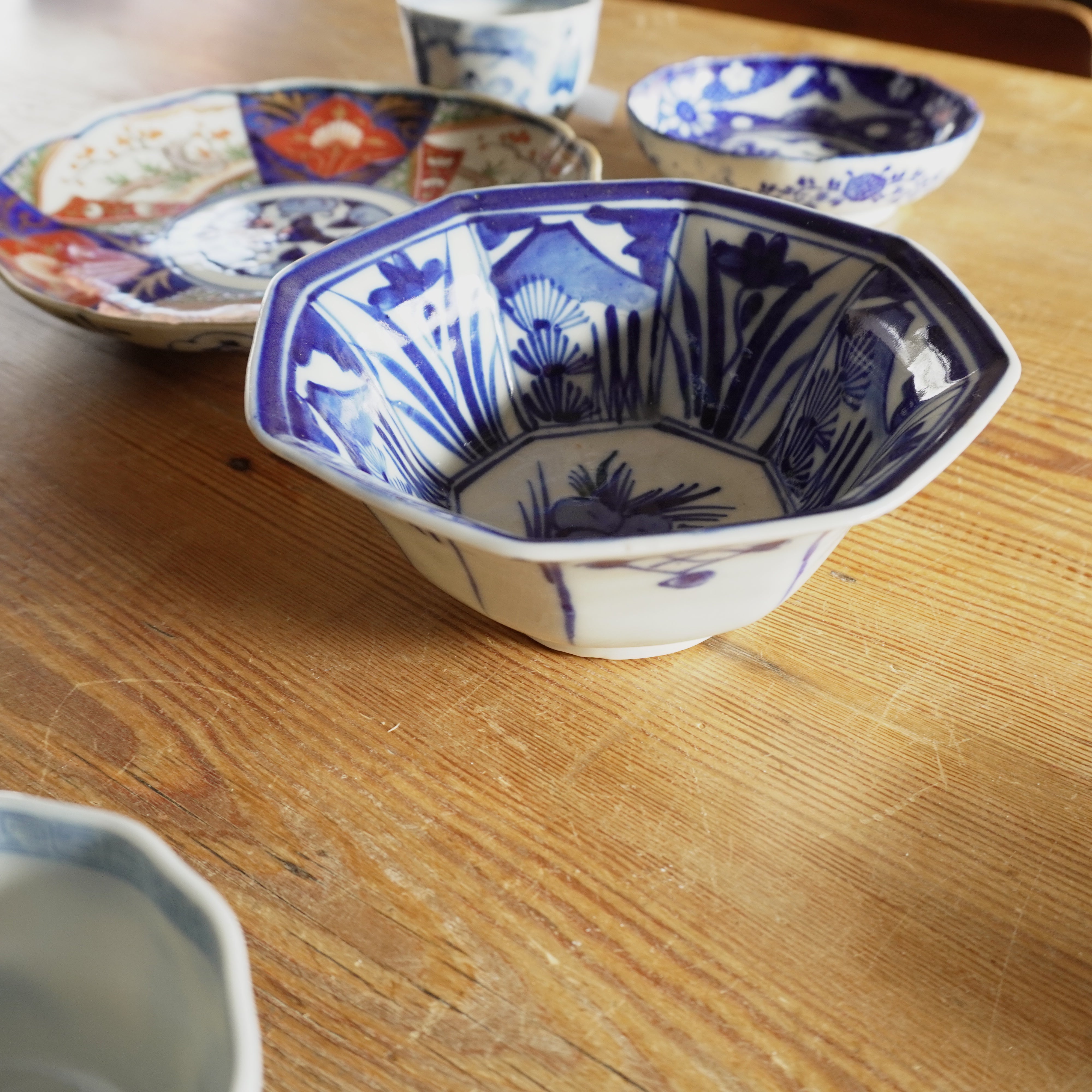 蘭と富士の描かれた八角中鉢 – Kotto Shop