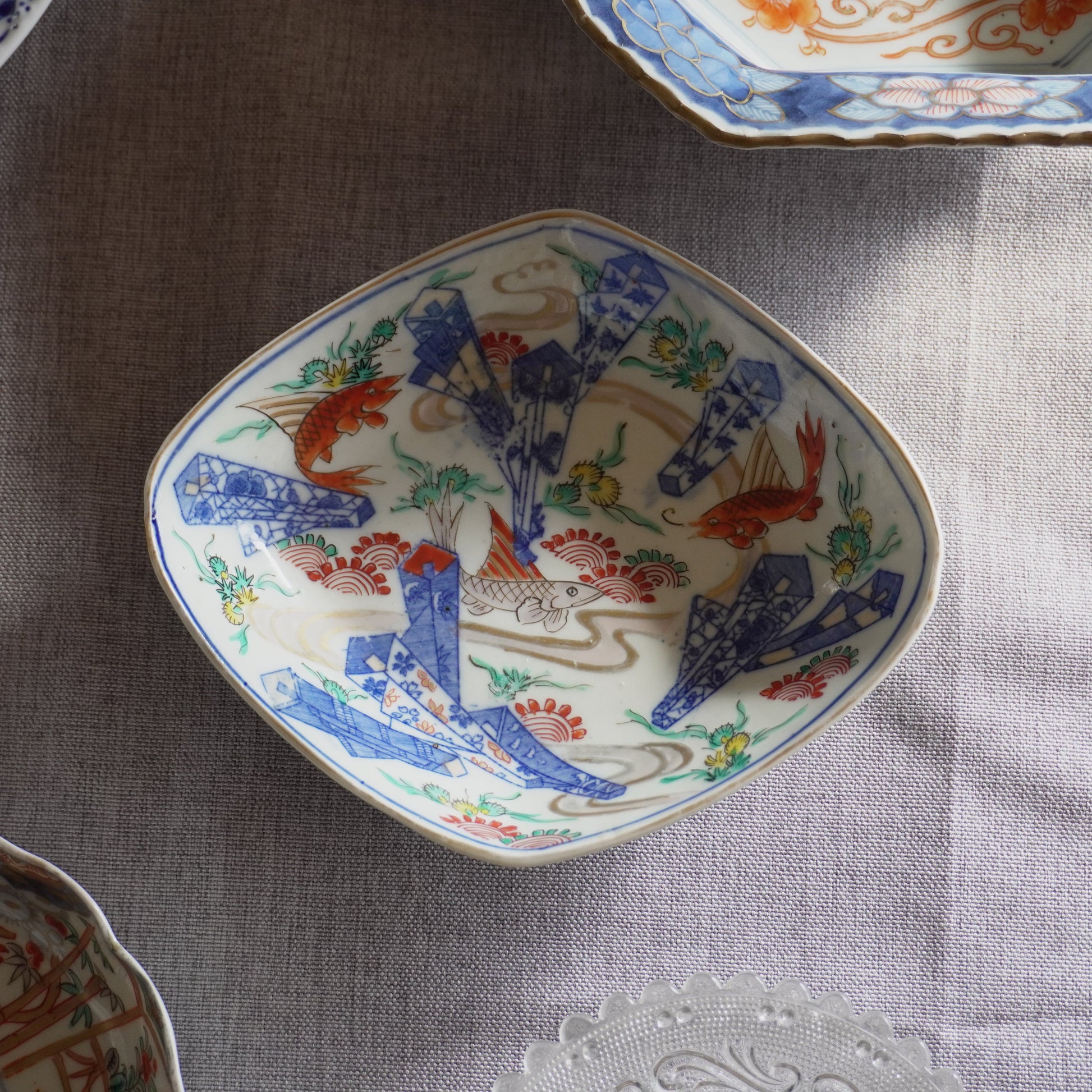 爽やかな色味の魚に熨斗の描かれた菱皿 - Kotto Shop