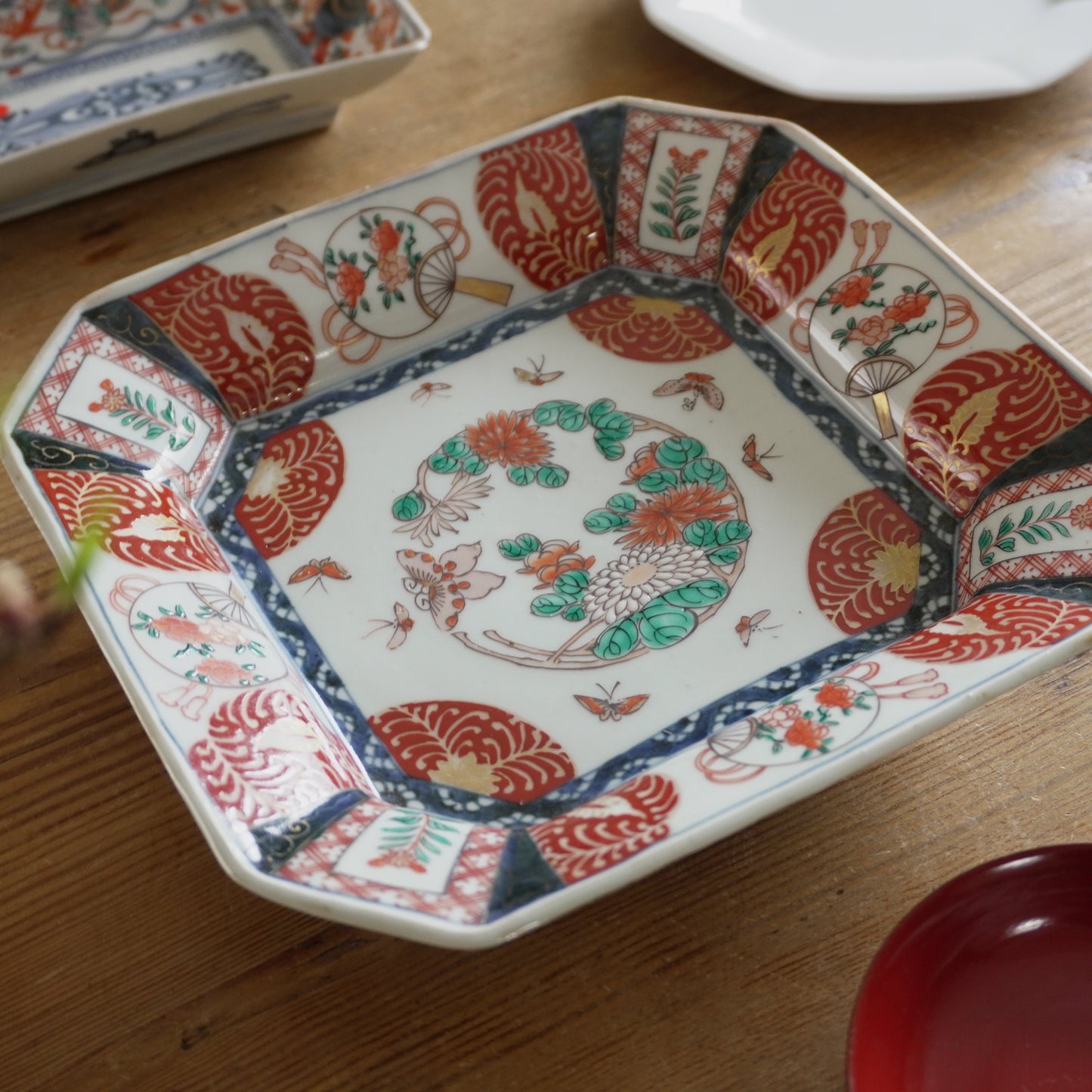 心が弾む、色絵の隅切四角皿 - Kotto Shop