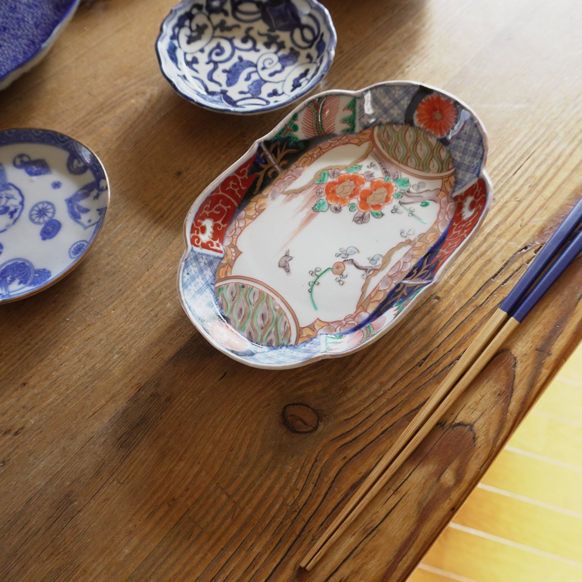 華やかに彩る明治伊万里変形皿 - Kotto Shop