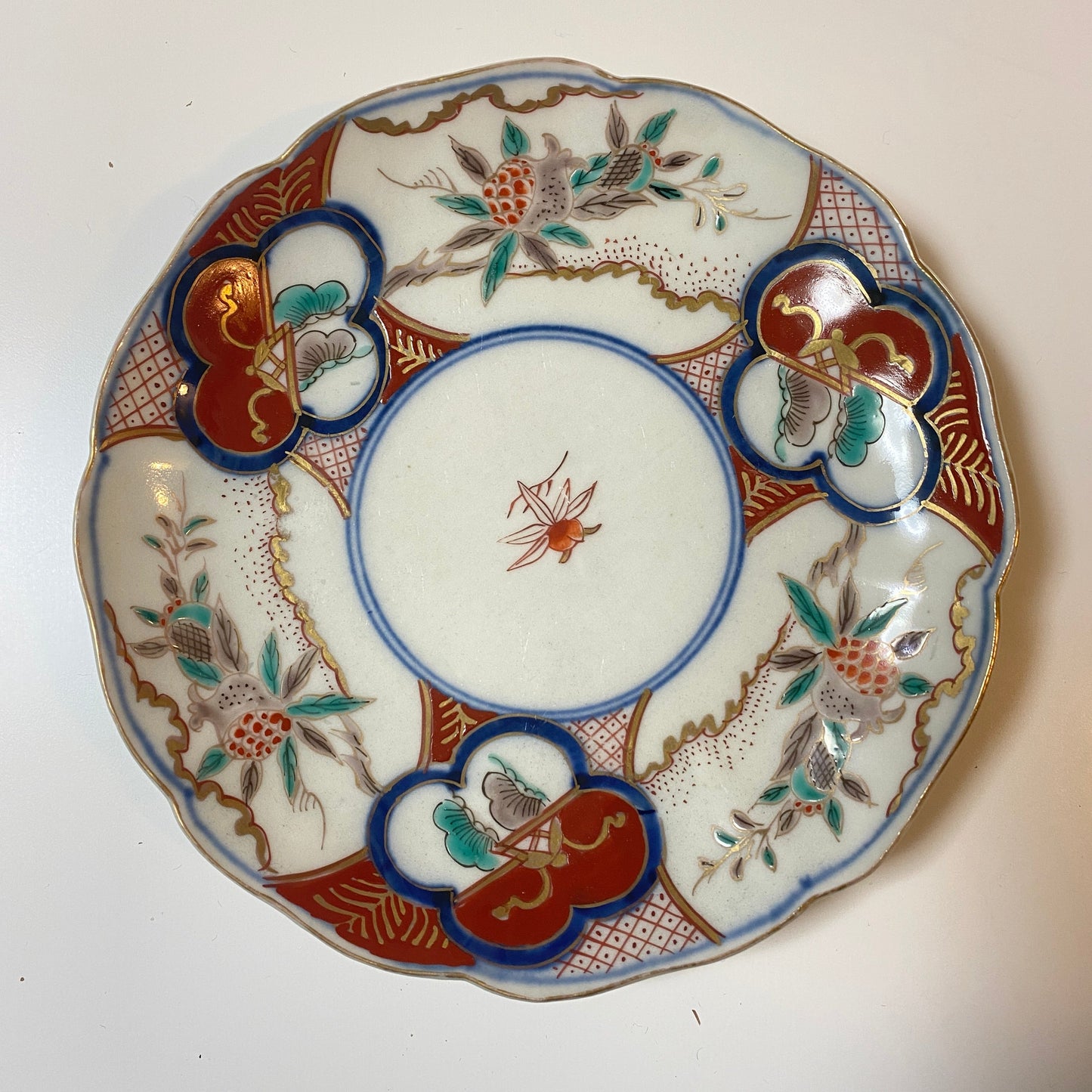 【甘手】余白がちょうどいい松に柘榴中皿 - Kotto Shop