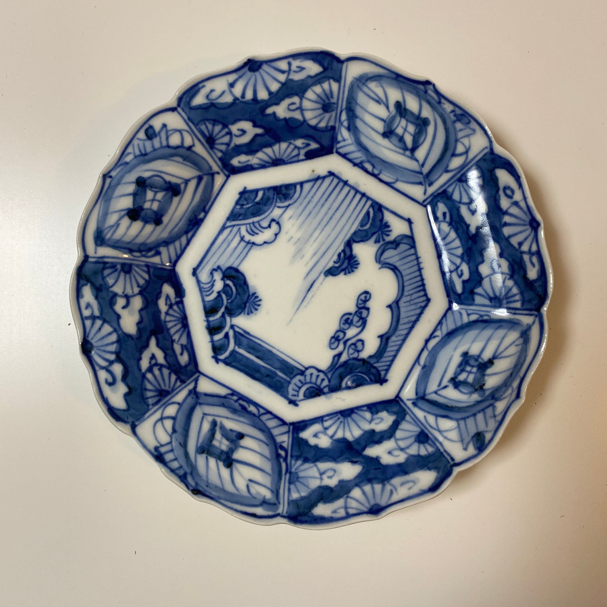 華やかに彩る染付変形中皿 - Kotto Shop