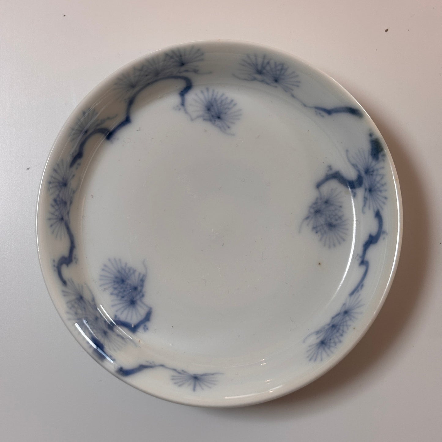 余白に松を描く 淡色染付小皿 - Kotto Shop