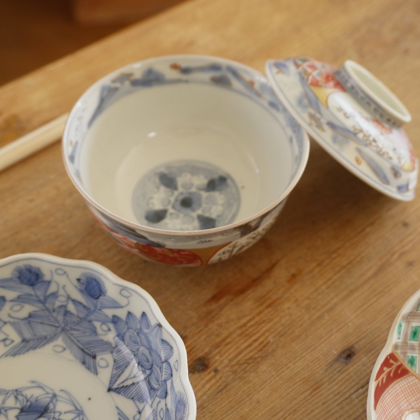 淡い色味の染付と色絵の茶碗 - Kotto Shop