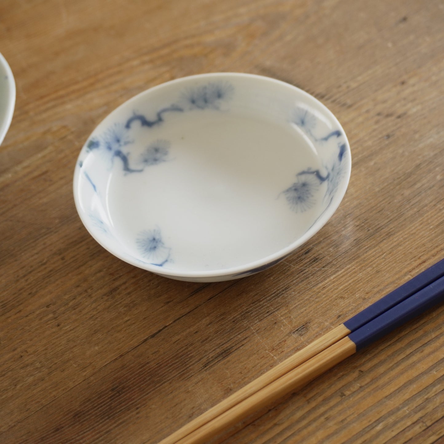 余白に松を描く 淡色染付小皿 - Kotto Shop