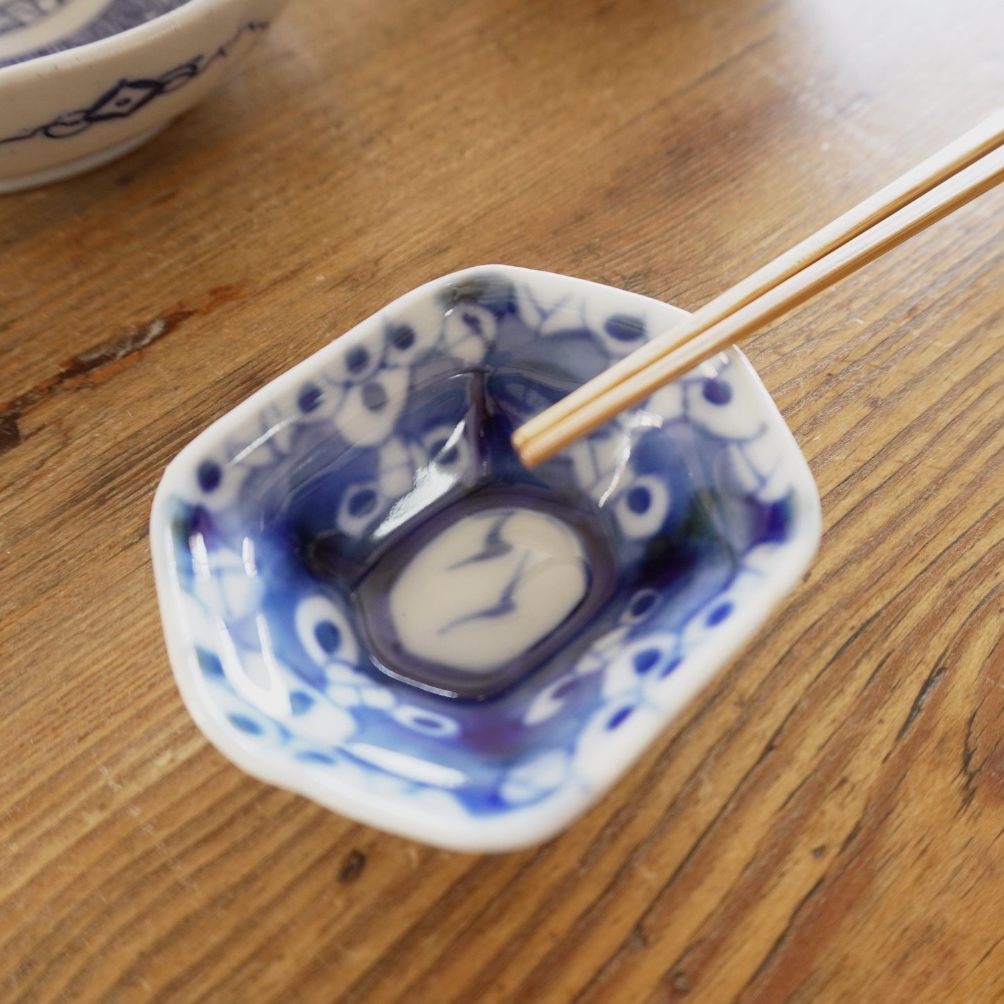 藍のにじみが美しい 六角豆皿 - Kotto Shop