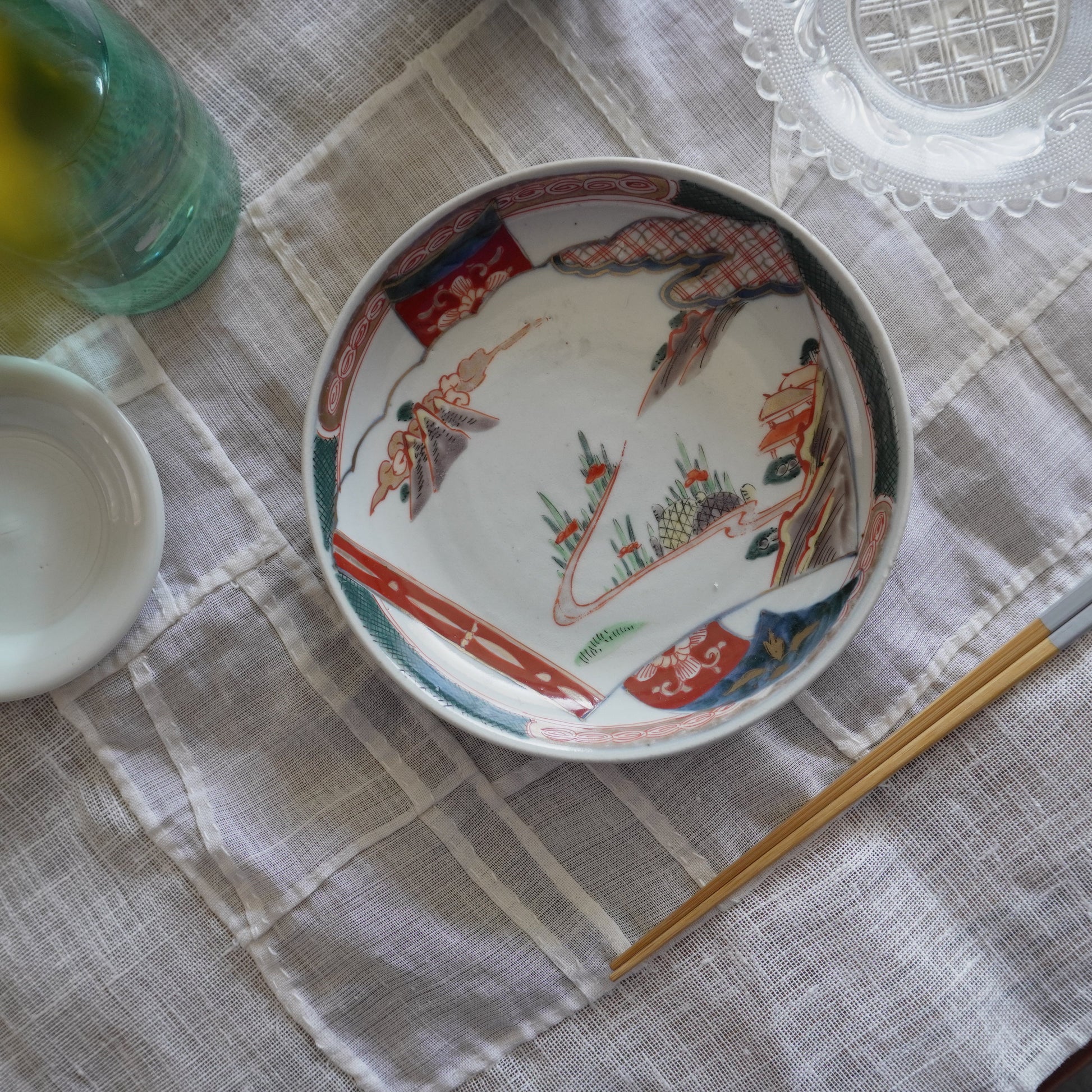 彩り豊かな余白のある古伊万里中皿 - Kotto Shop