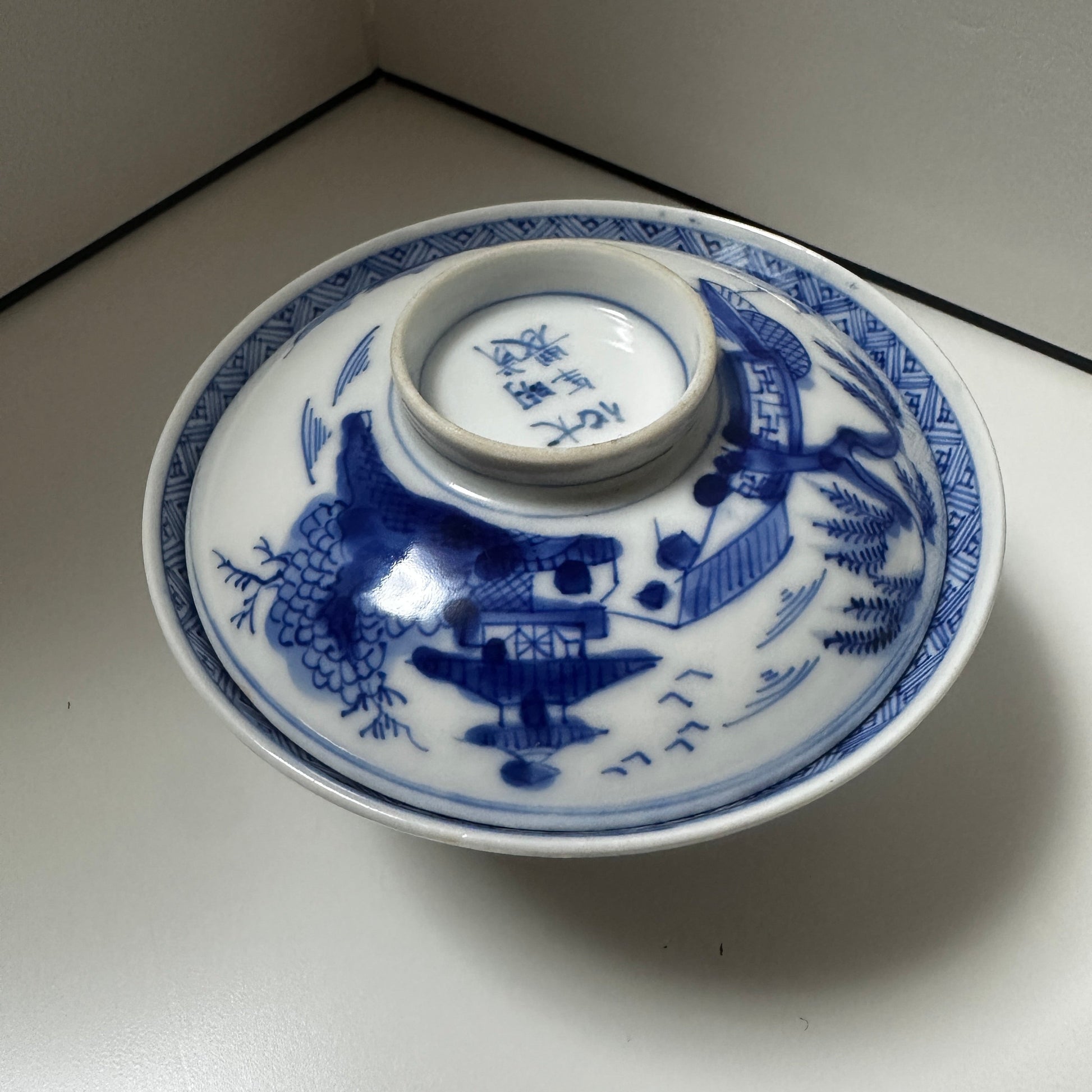 静けさを湛える、山水の輪郭染付茶碗 - Kotto Shop