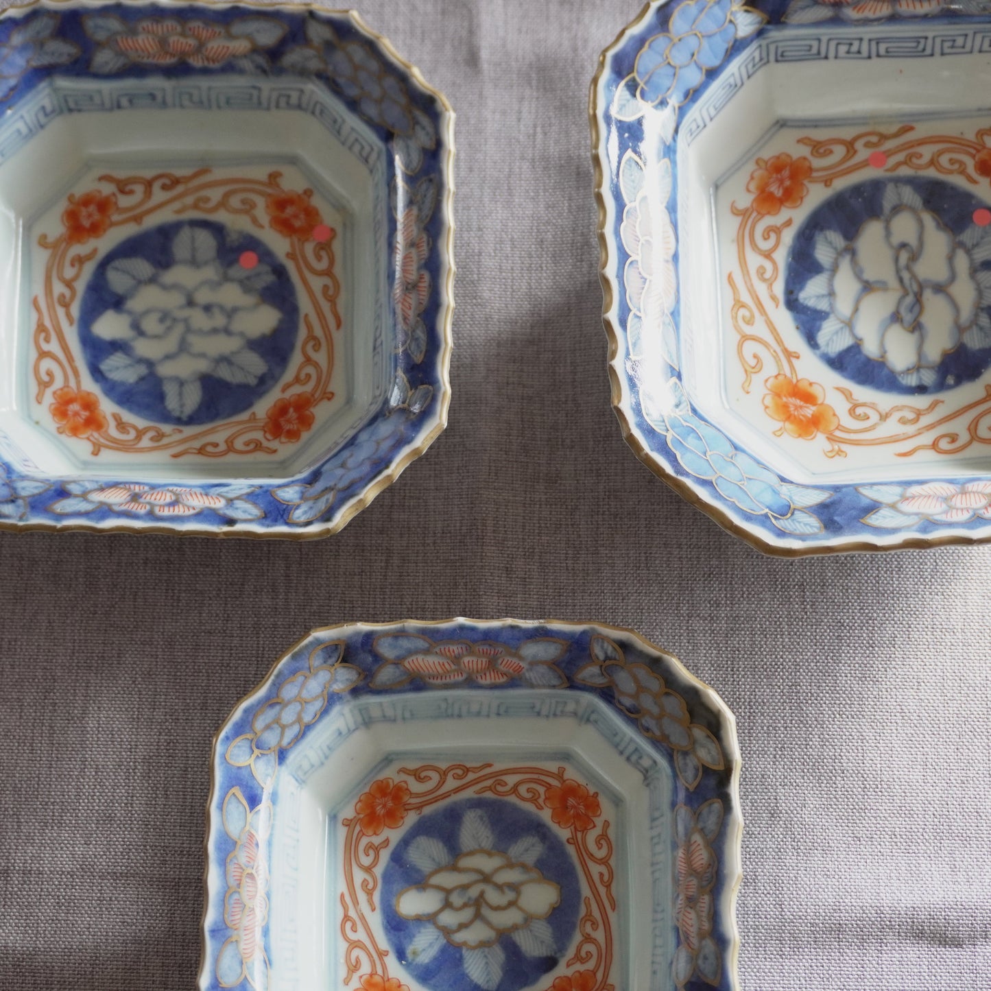 【ざらつきあり】美しい淡いブルーに朱が映える重ね四角鉢 - Kotto Shop