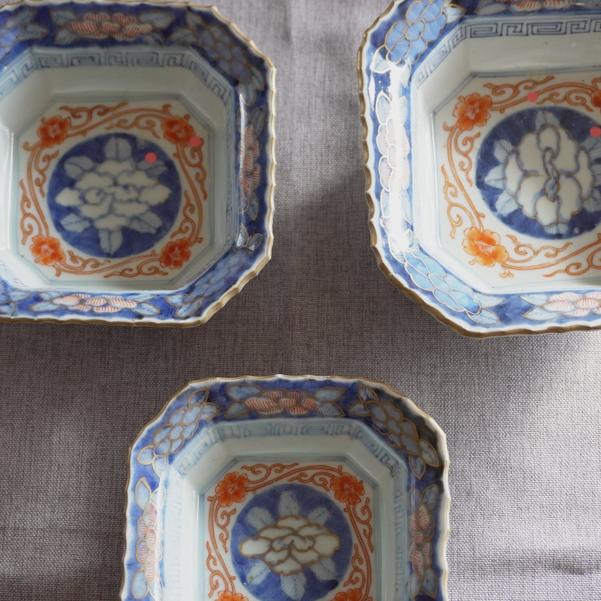 【ざらつきあり】美しい淡いブルーに朱が映える重ね四角鉢 - Kotto Shop