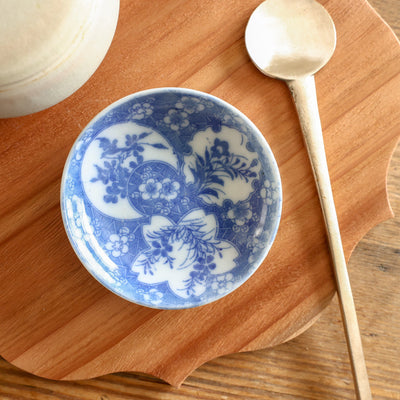 雪輪と桜の窓に花咲く藍の豆皿 - Kotto Shop