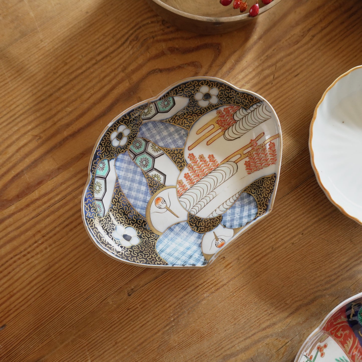 鶴の舞うモダンな変形皿 - Kotto Shop