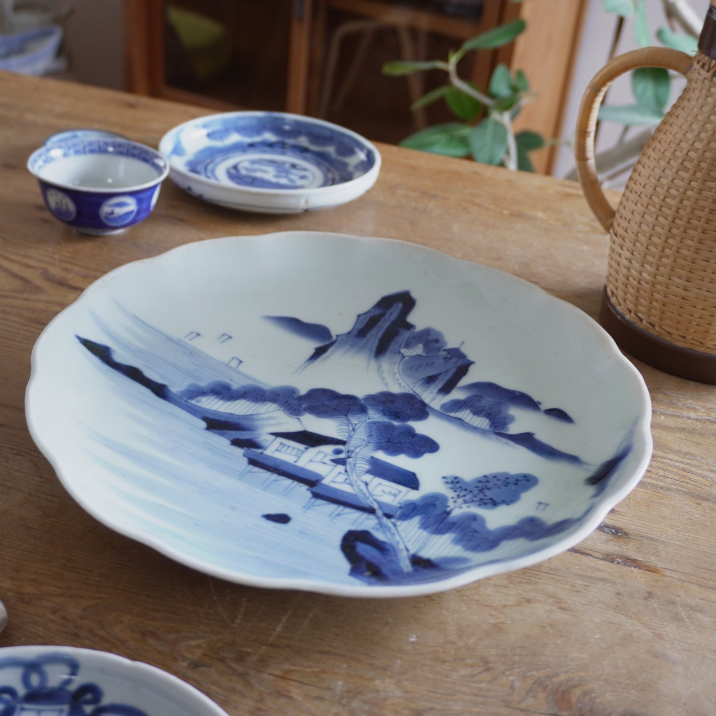 山水風景の輪花染付大皿 - Kotto Shop