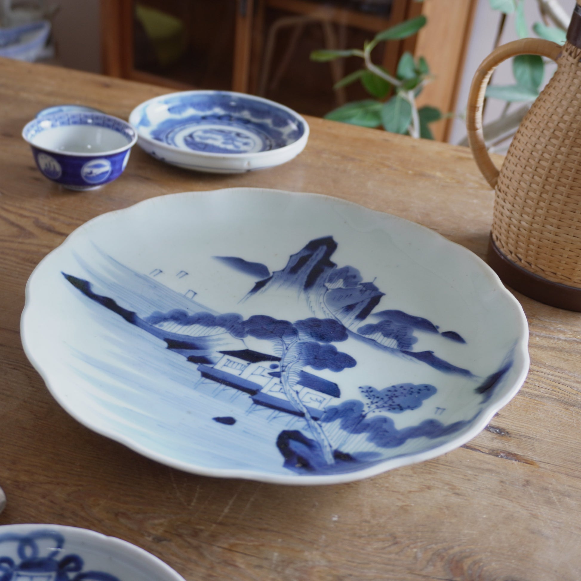 山水風景の輪花染付大皿 - Kotto Shop