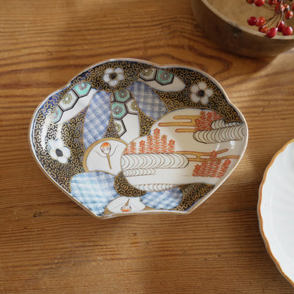 鶴の舞うモダンな変形皿 - Kotto Shop