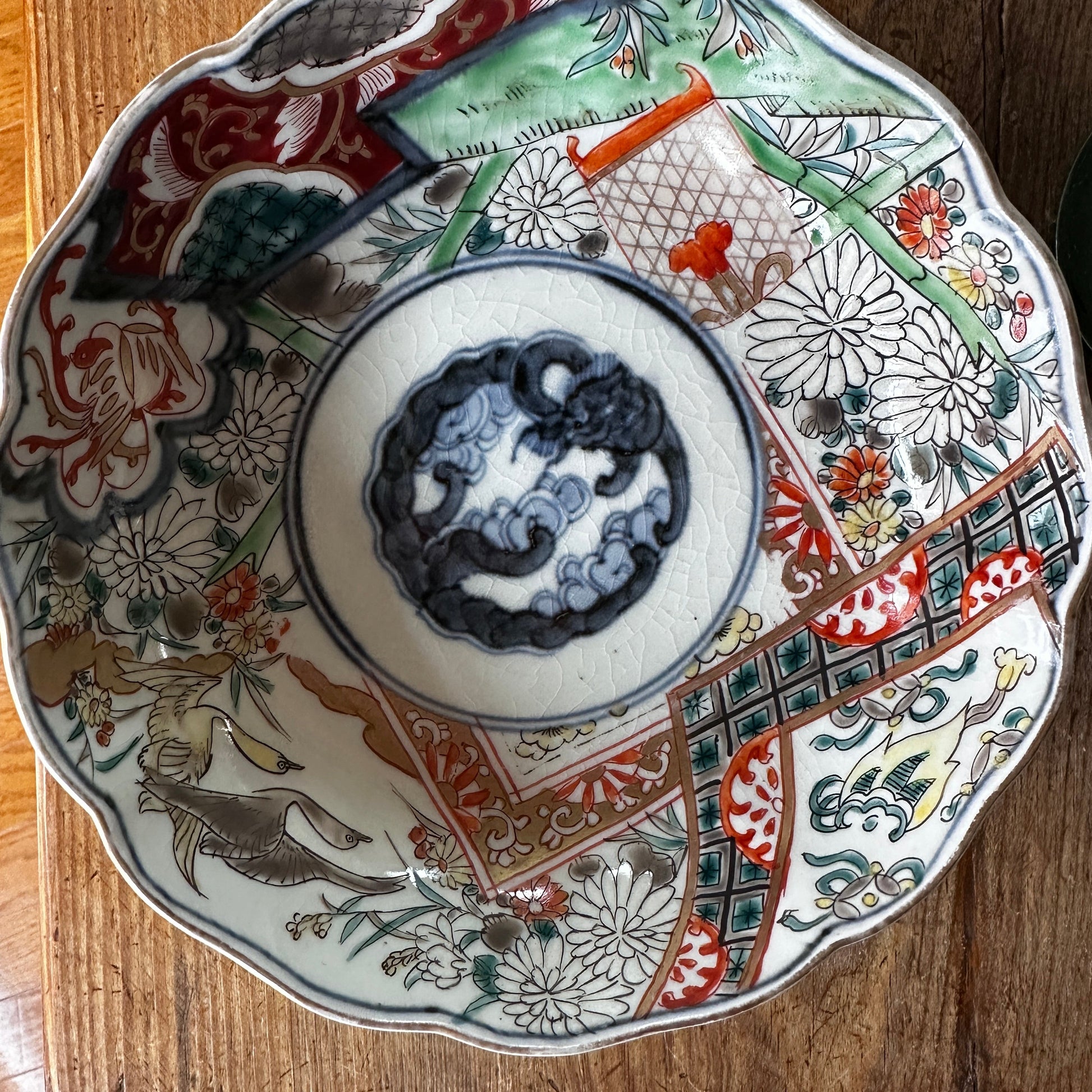 菊と鶴が舞う色絵ます皿（甘手） - Kotto Shop